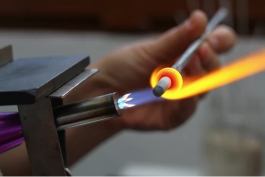 fabrication perle de verre.jpg